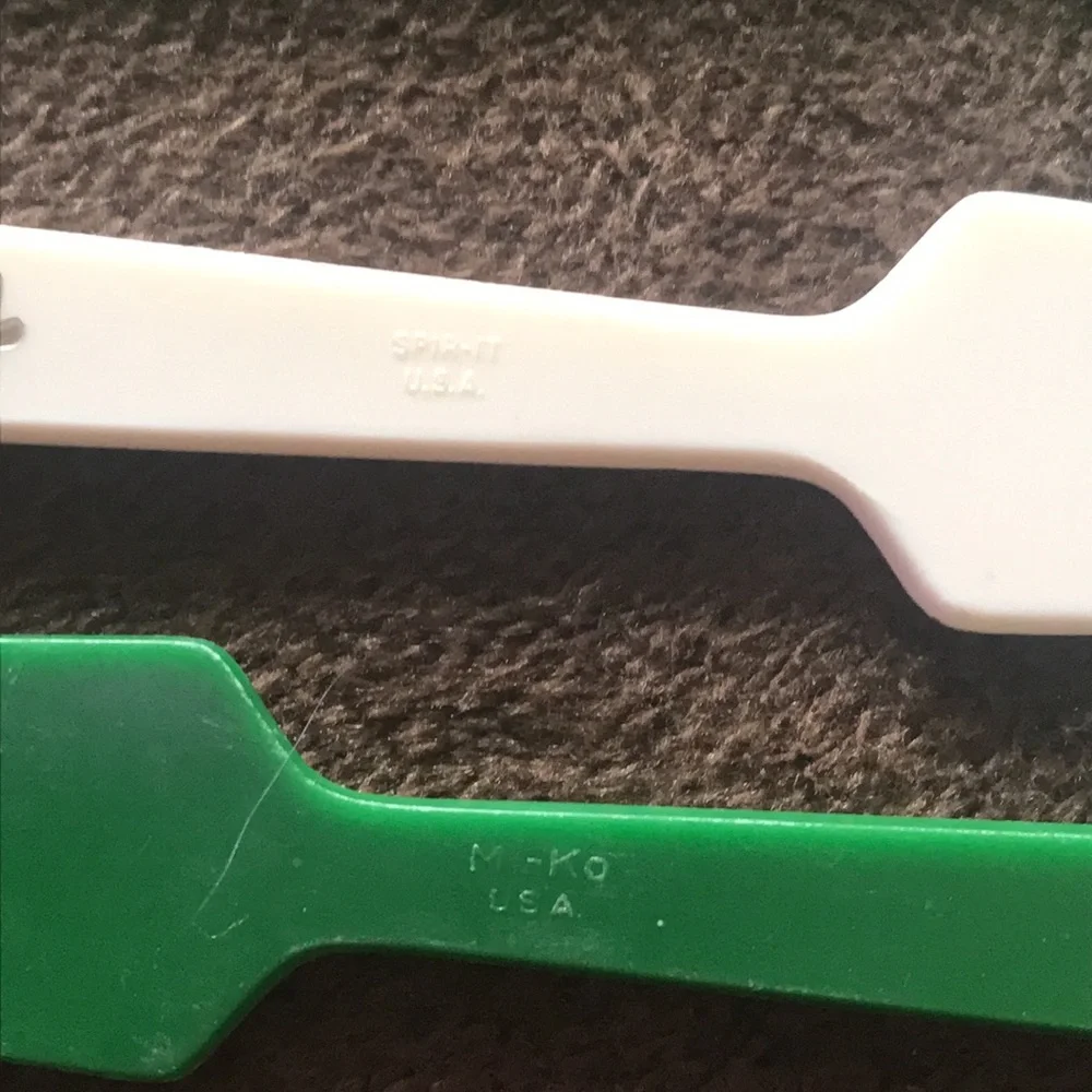Vintage Hickory Farms of Ohio Cheese Ball & Log Mini Plastic 5” Green Spatulas